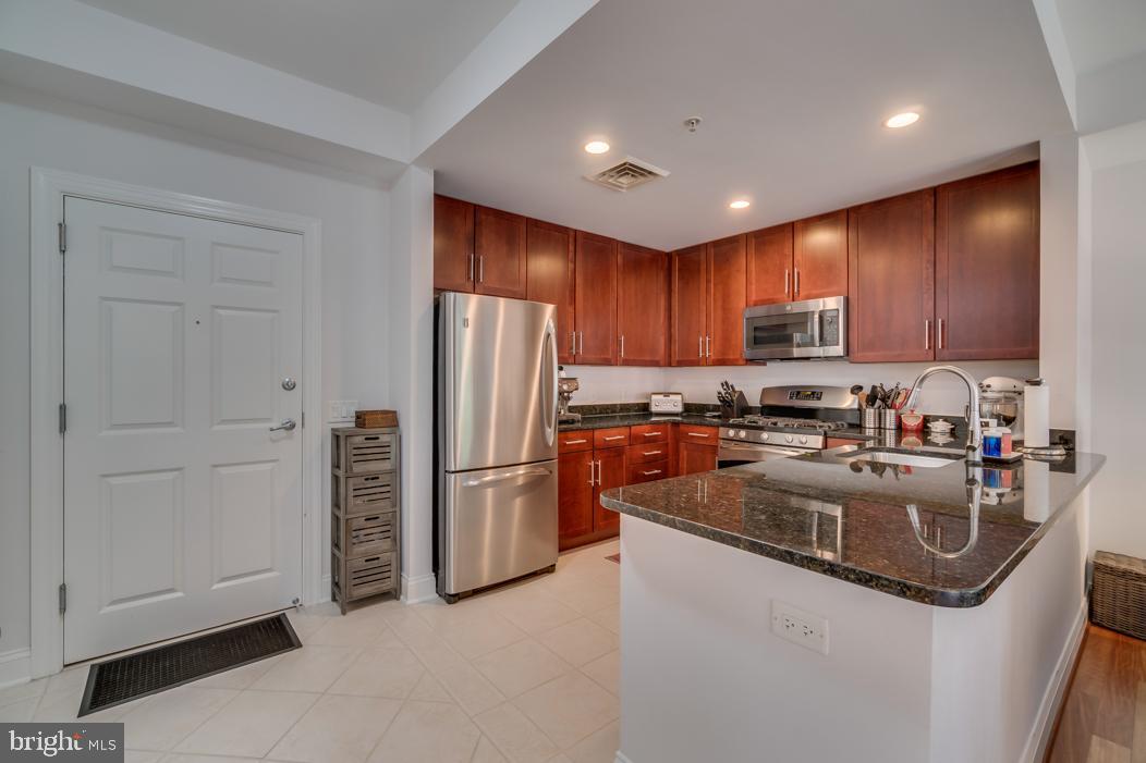 THE HENRY - Residential