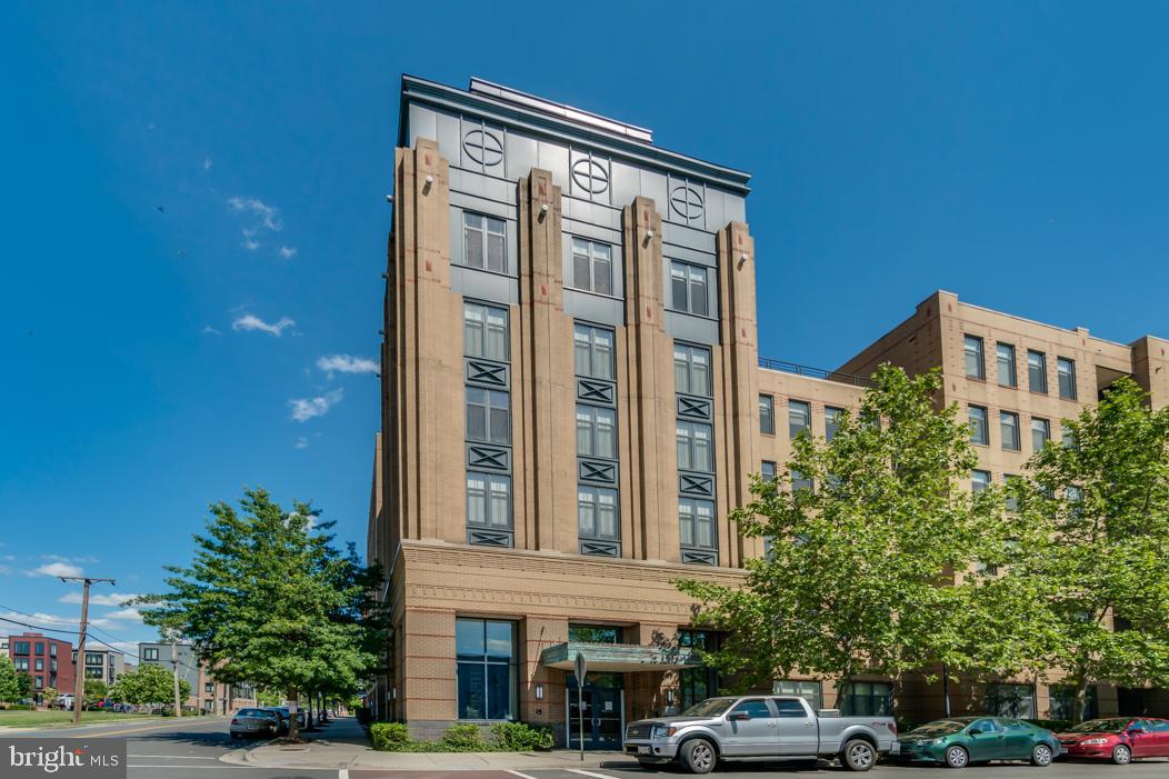 THE HENRY - Residential