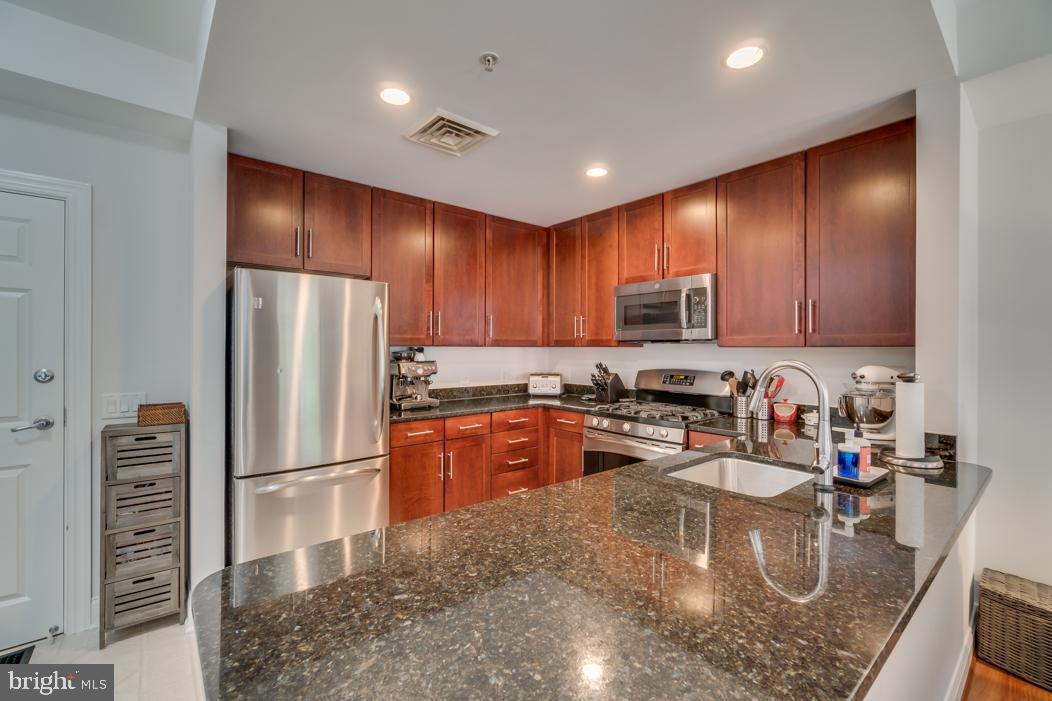 THE HENRY - Residential