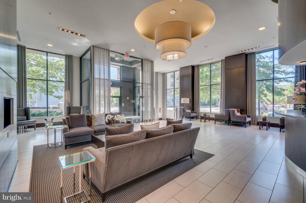 THE HENRY - Residential