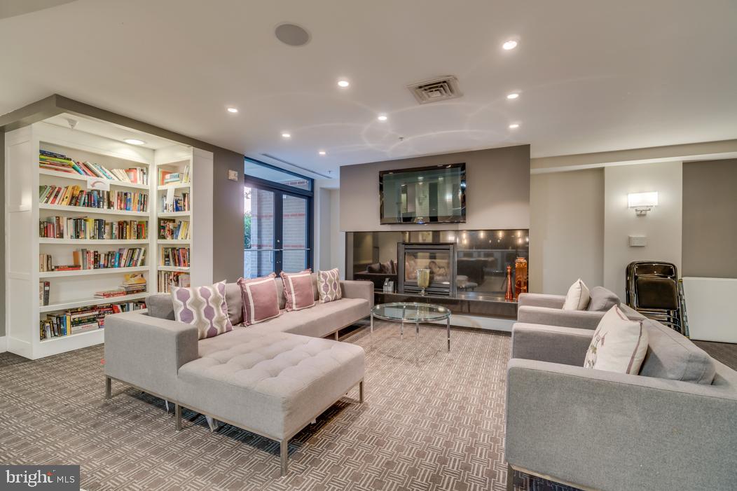 THE HENRY - Residential