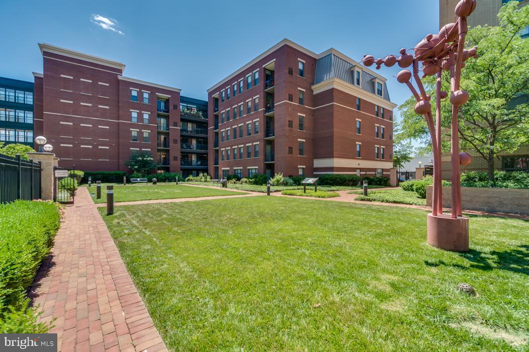 THE HENRY - Residential