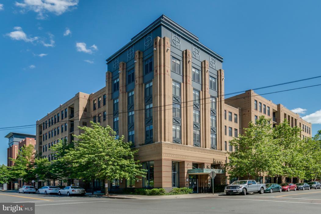 THE HENRY - Residential