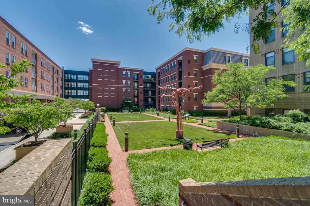 THE HENRY - Residential