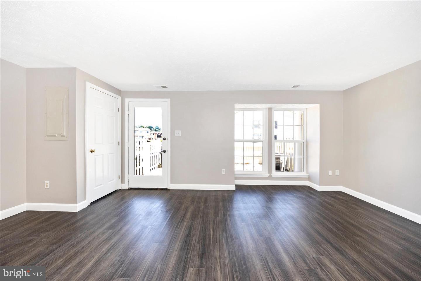 572 HOLLYBERRY WAY