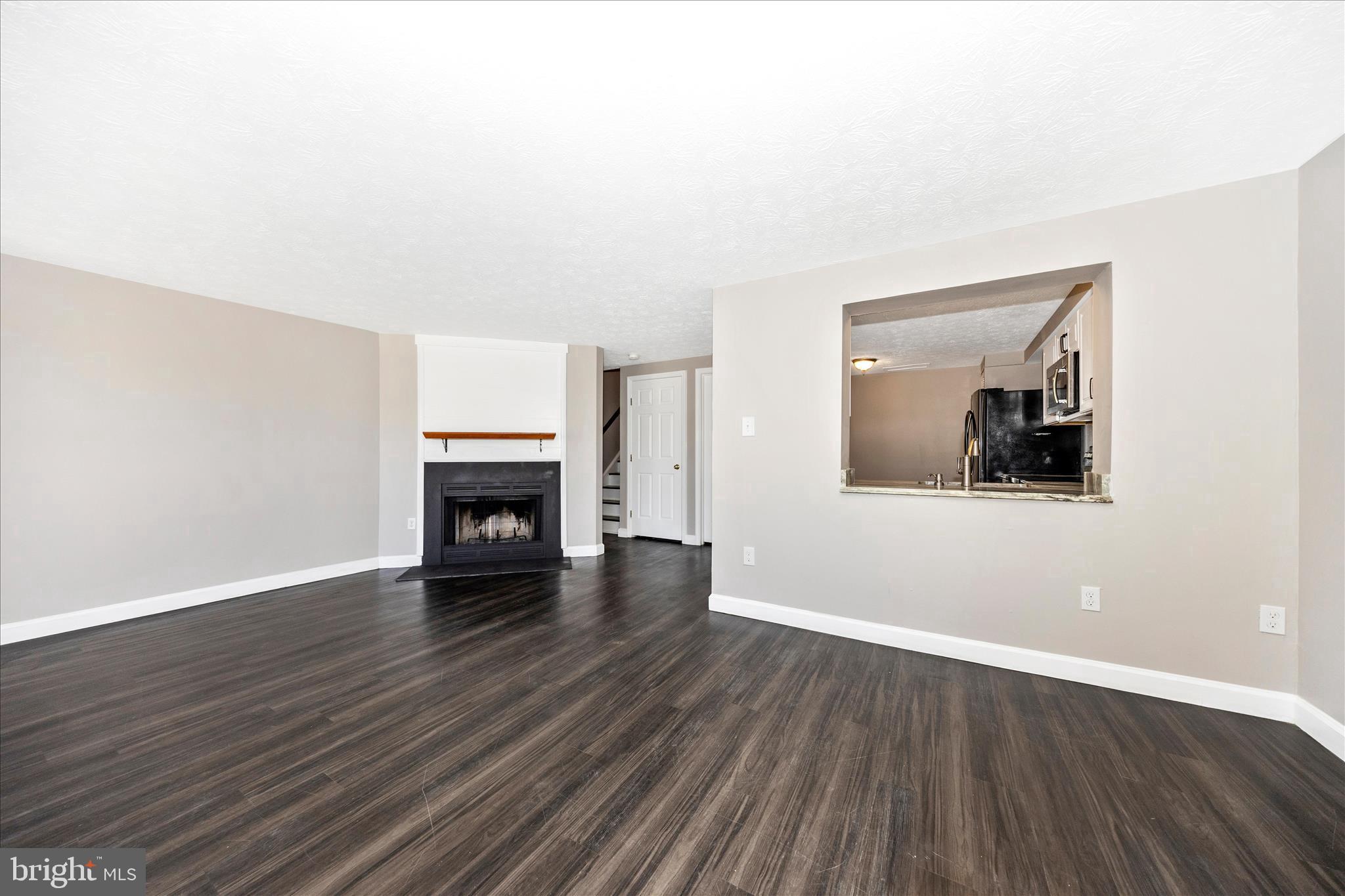 572 HOLLYBERRY WAY