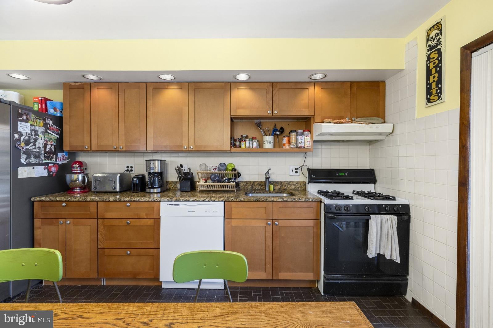 PORT RICHMOND - Residential Lease