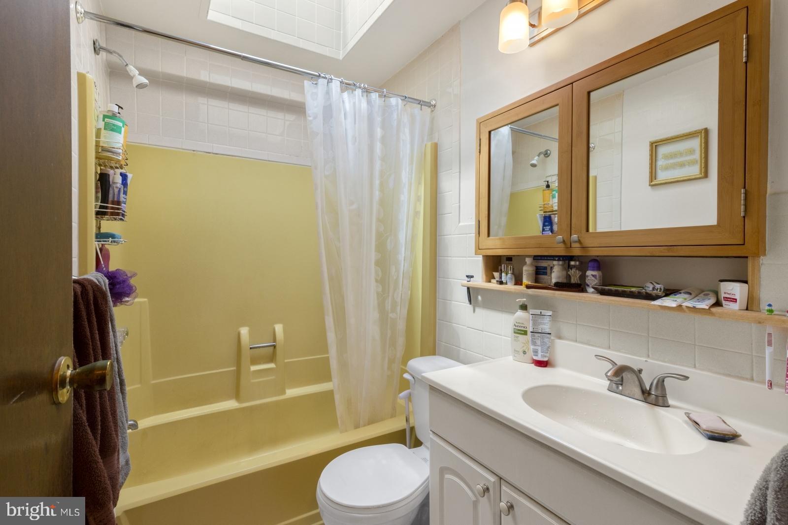 PORT RICHMOND - Residential Lease