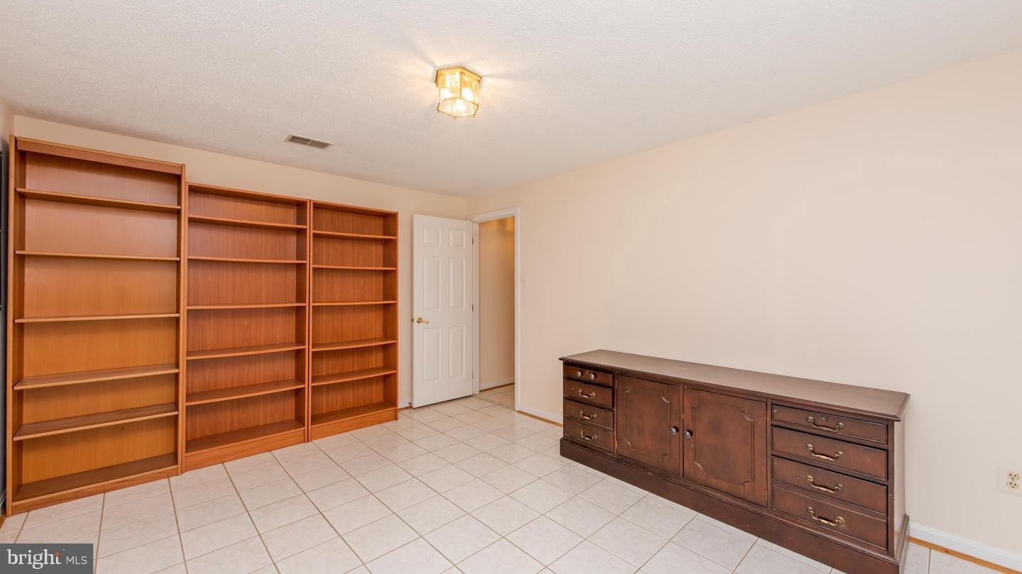 BURLEIGH MANOR - Residential Lease