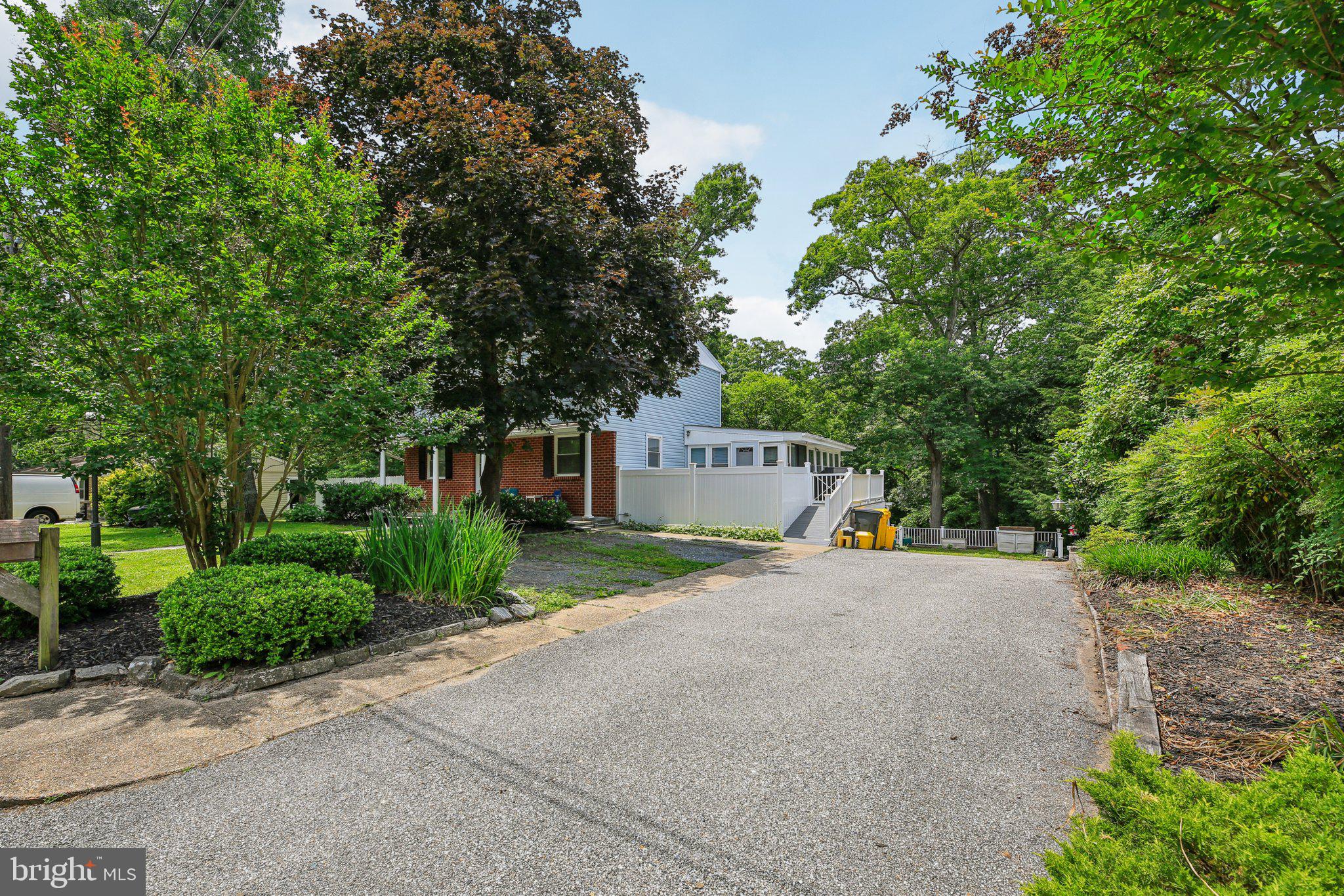 884 OAKDALE CIRCLE