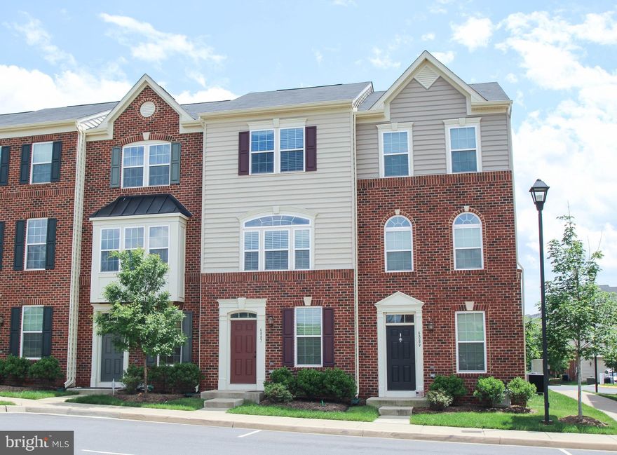 Wonderful garage townhouse in fantastic location right next to Harris Teeter. Gorgeous view of the Blue Ridge Mountains. 3 Bedrooms, 3 Full Baths, laundry on upper level, granite kitchen and baths, stainless appliances and wood flooring in kitchen. Fabulous home!  No more than 2 incomes to qualify. HOME IS OCCUPIED:  If possible, kindly give tenant 6 hours notice. Thank you.
APPLY THROUGH RENT SPREE.