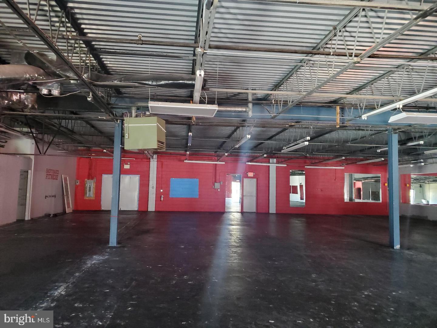 Great location for Business.
Unit 1,2,3 is 10574.68 sqft suited for many types of business.
Conveniently located to major arteries and transportation for easy access. Don't miss it!