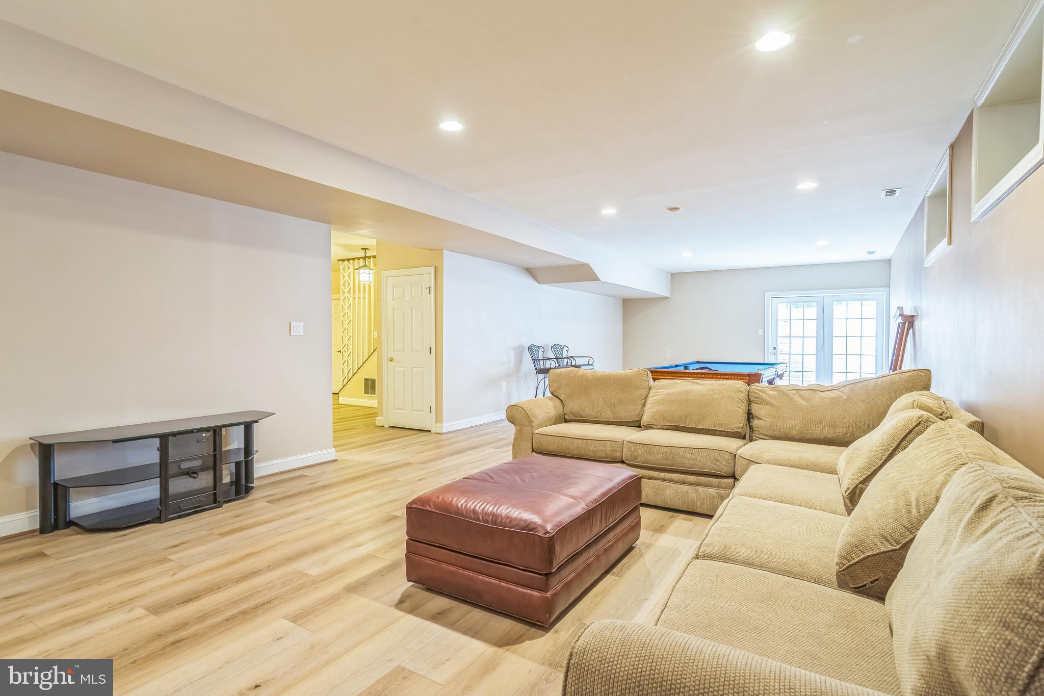 OAKTON ESTATES - Residential