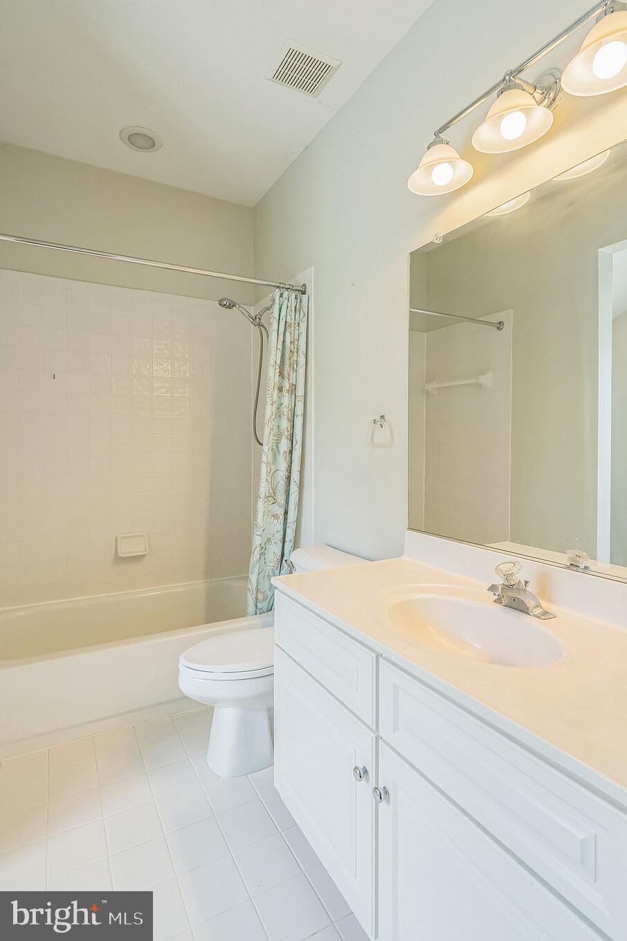 OAKTON ESTATES - Residential