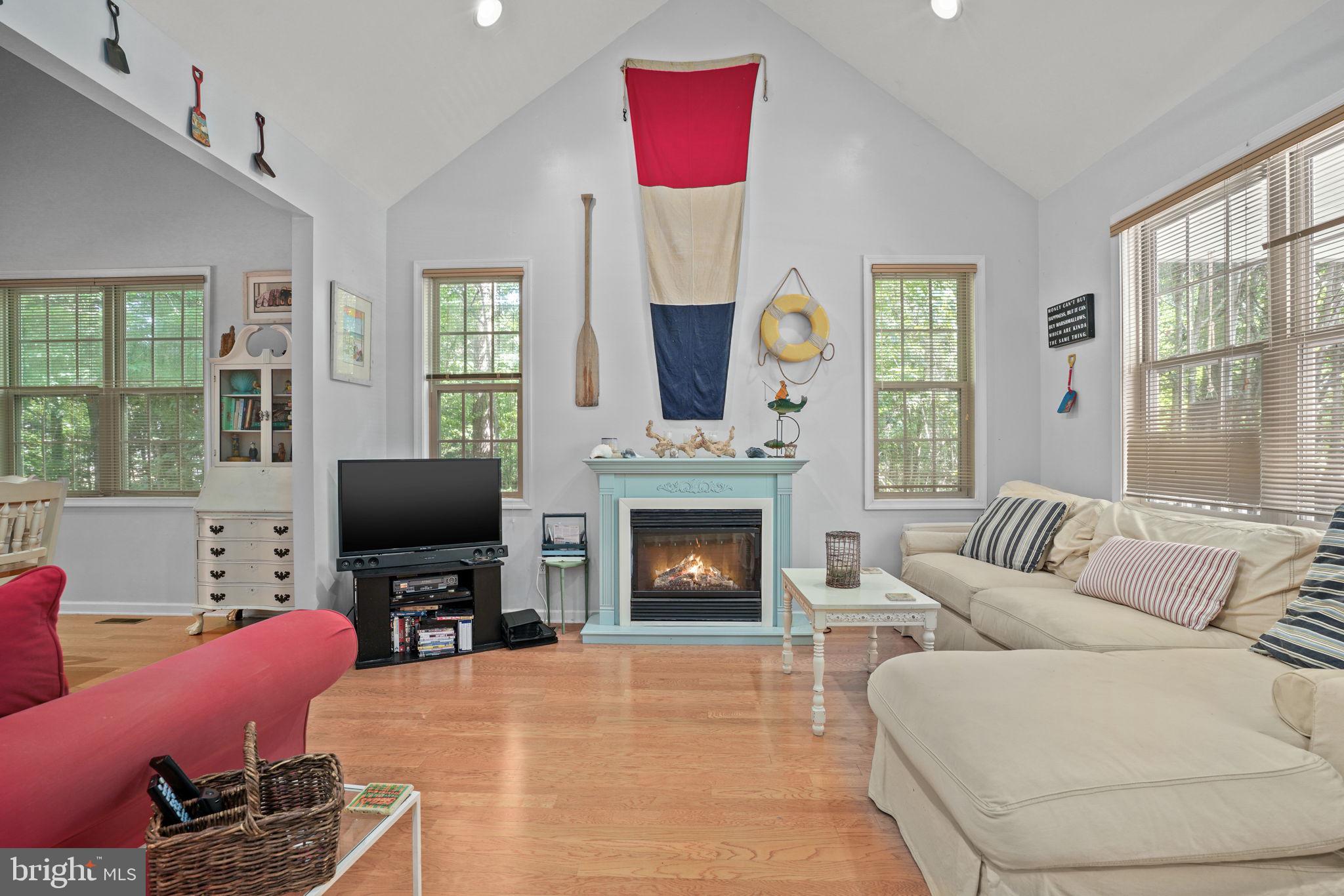 CAPTAIN'S COVE - Residential