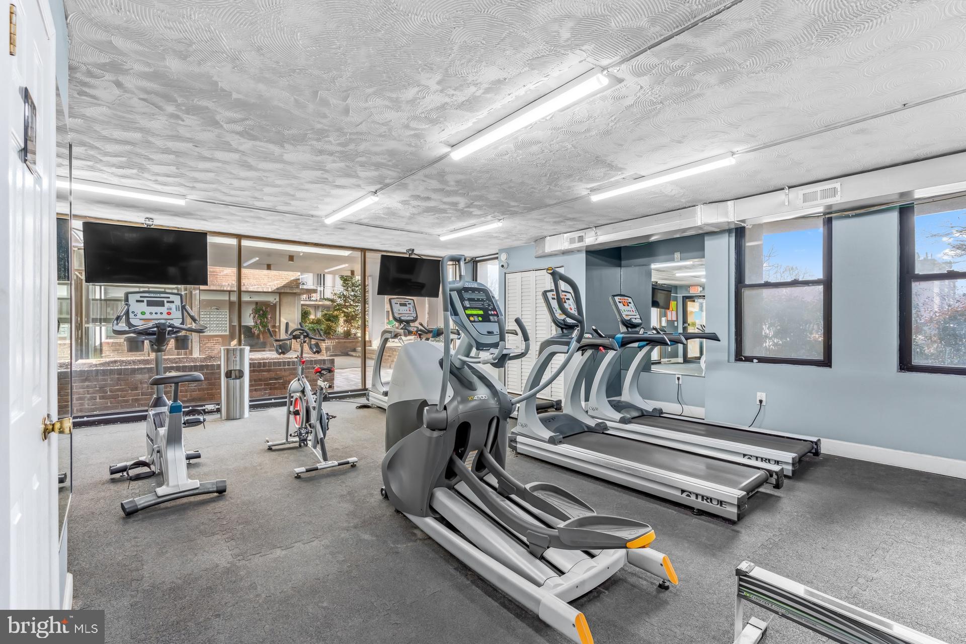 PRESIDENTIAL TOWERS - Residential