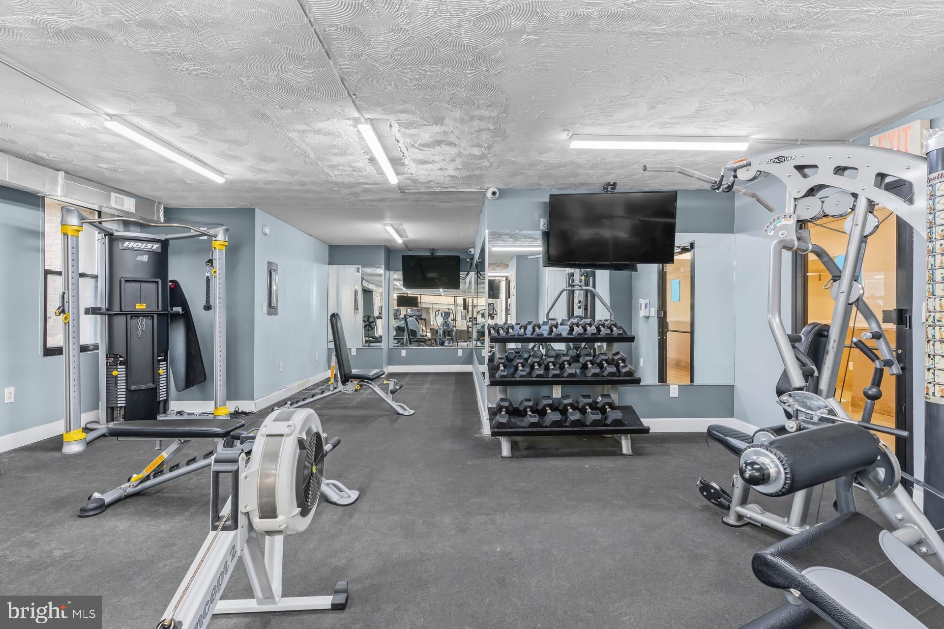 PRESIDENTIAL TOWERS - Residential