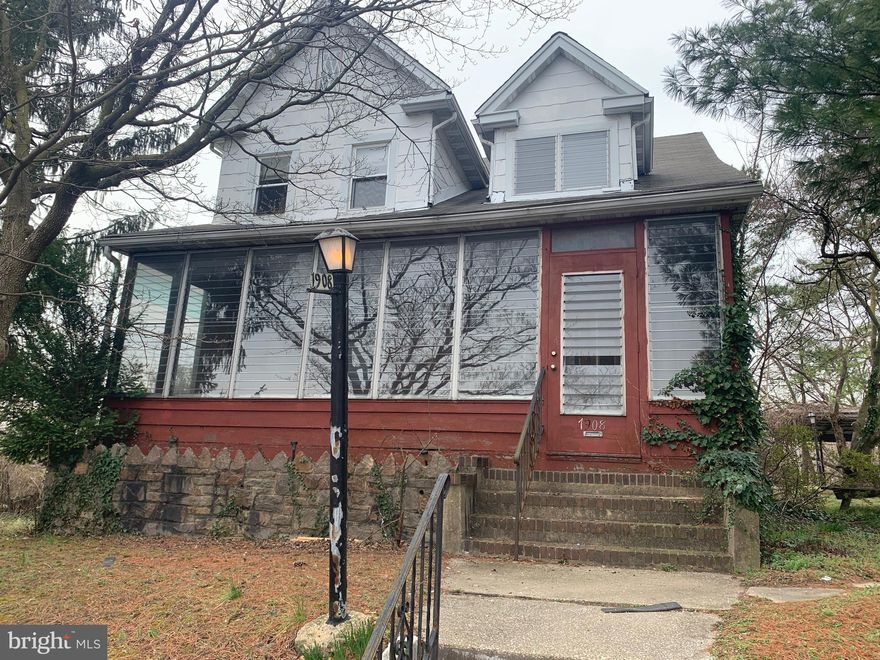 INVESTOR ALERT- 3BR/2BA SINGLE FAMILY HOME ON DOUBLE LOT.  Over 1700sq st. with a large basement on 0.29ac. Driveway for off street parking. Needs re-hab, being sold "as-is".