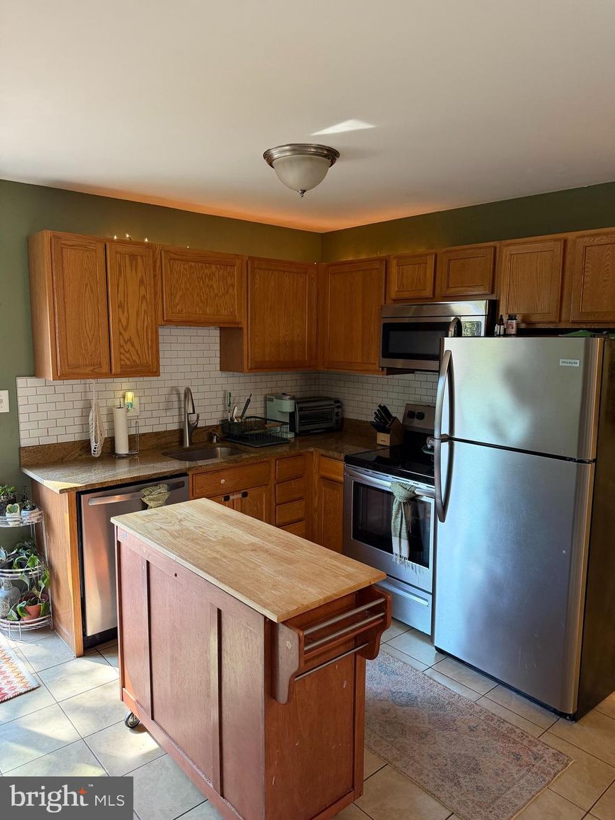 recently renovated. One level ground floor condo with sunken living room, granite countertops, stainless steel appliances, freshly painted and new carpet. Community pool available with separate membership. Nearby shopping centers with stores, movies and restaurants. Close to Baltimore and Washington DC.