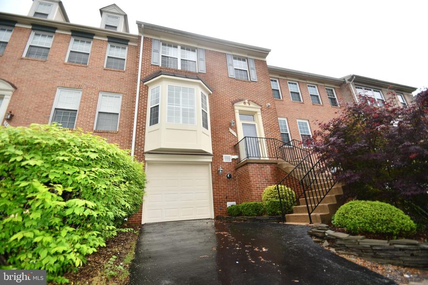 Gorgeous townhome in sought after Kingstowne. Main level features high ceilings and NEWLY REFINISHED hardwood floors. Eat-in kitchen with charming gas fireplace, granite counters and stainless appliances. Deck off kitchen backs to trees. Primary bedroom has generously sized walk-in closet and ensuite bathroom with soaking tub and separate shower. Lower level has large rec room with NEW FLOORING, gas fireplace, and a full bathroom. 2 miles to the Franconia/Springfield Metro, easy access to I-495, 95, 395. Close to shopping restaurants, plus all the amenities of Kingstowne! Owner will consider 1 small dog, no cats. Ice-maker doesn't work and is "as-is."