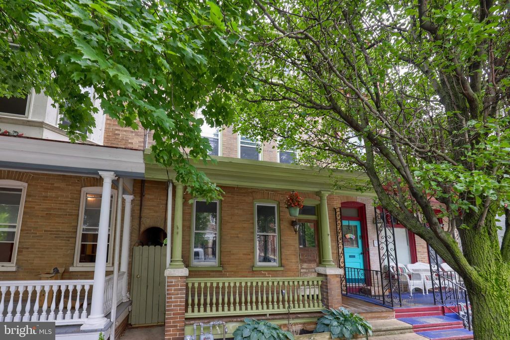 Photo of 322-1/2 W Lemon St, Lancaster, PA 17603 (MLS # PALA2055286)