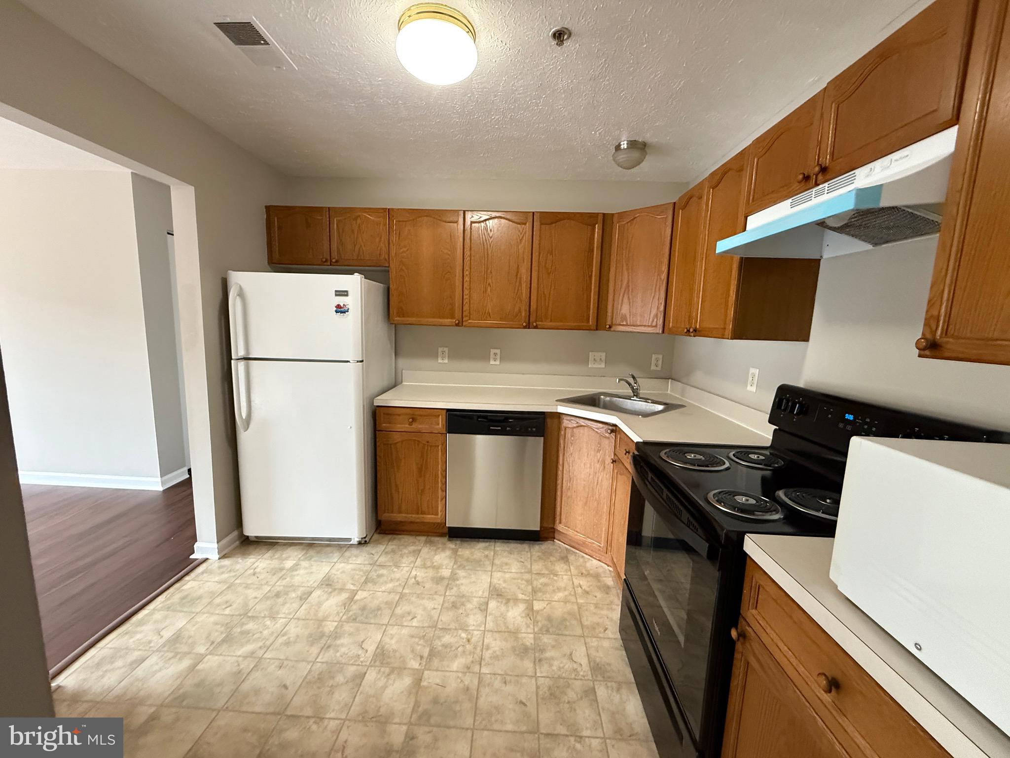 PARKVIEW CONDOMINIUMS - Residential Lease