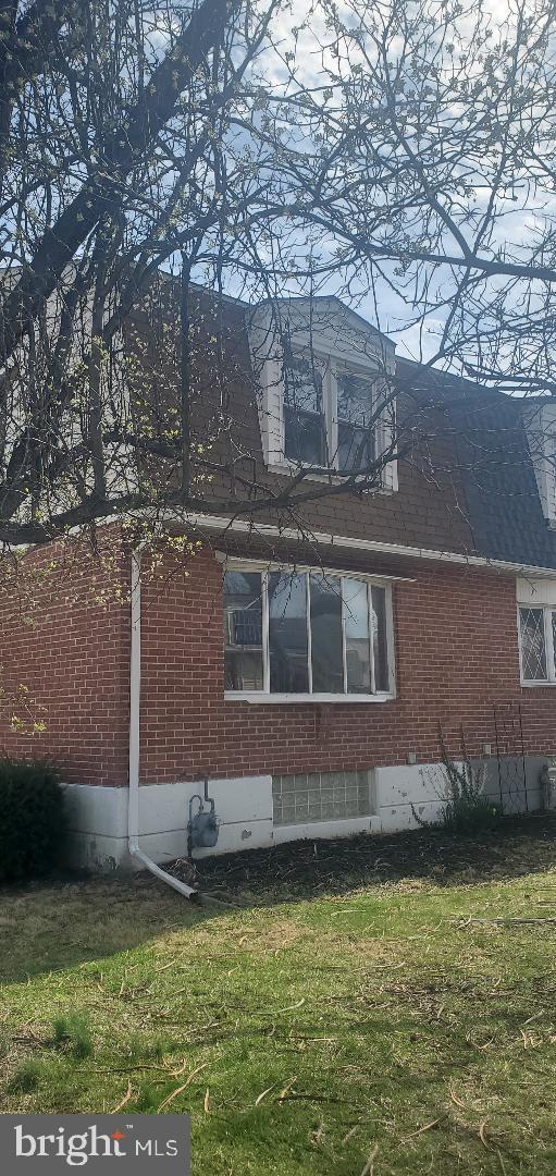Nice Twin, 3 Bedroom 1 1/2 Bath Twin In Ridley Park, Nice hardwoods, Central Air, Fresh Paint, Ridley Schools Close to I95.