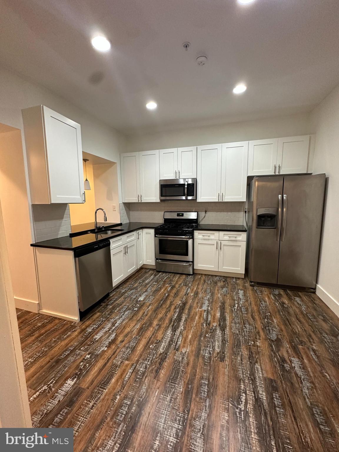 Newer 1 Bedroom / 1 Bath 2nd floor apartment is red hot and up and coming Front Street/Kensington Area. Features newer kitchen w/granite and stainless steel appliances, newer bath, hardwood flooring, Large Bedroom with huge walk in closet, washer & Dryer and central air. Front & Susquehanna is popping with new restaurants, brewerys, bars & coffee shops to name a few. Come check it out.
Requirements: 675 Credit score or better, monthly income 3x monthly rent, 12-months verifiable income. Minimum 12 month lease. Tenants pay all utilities, including gas, electric, internet/cable and $55/flat fee monthly water.