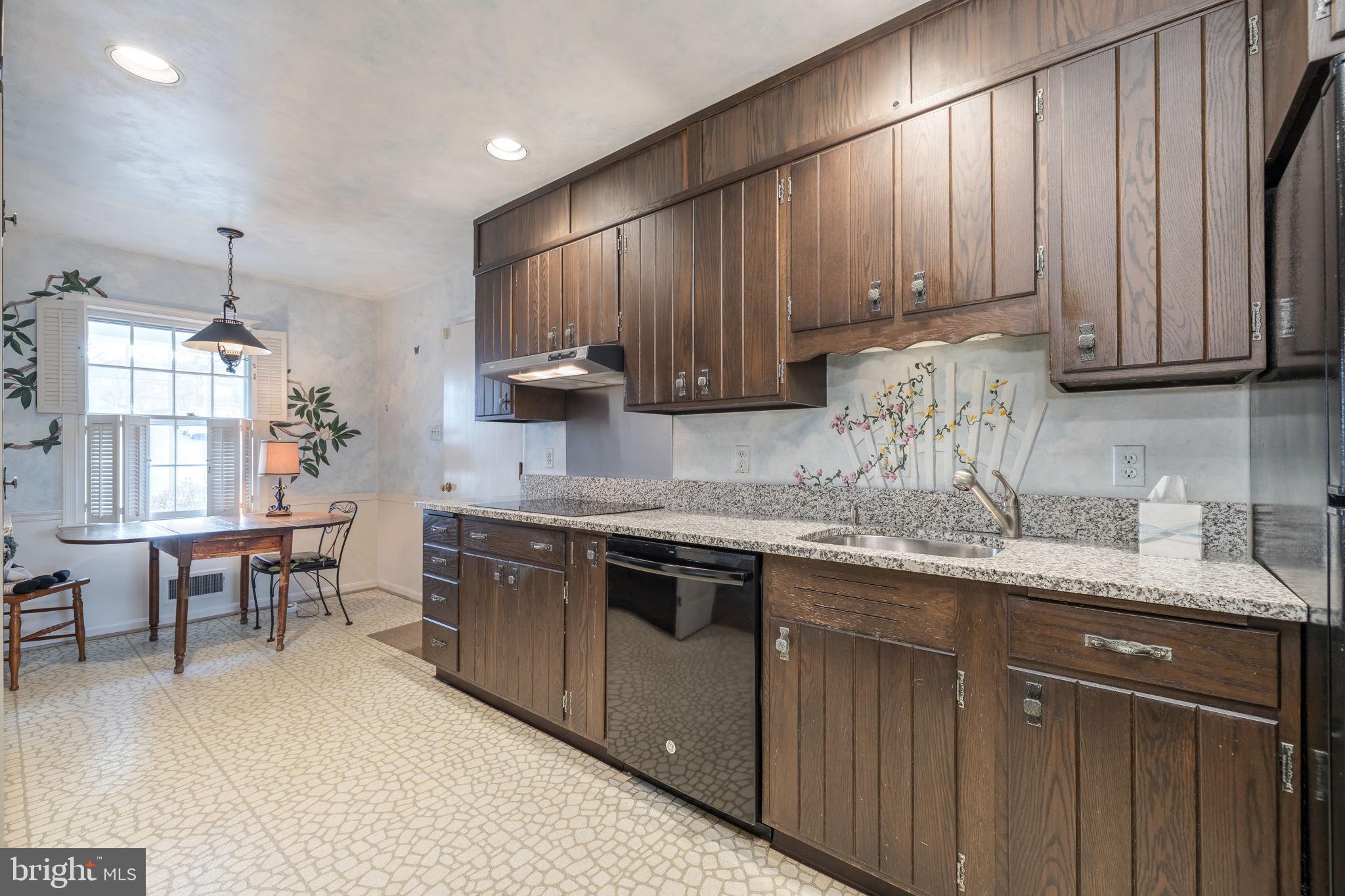 COUNTRY CLUB HILLS - Residential