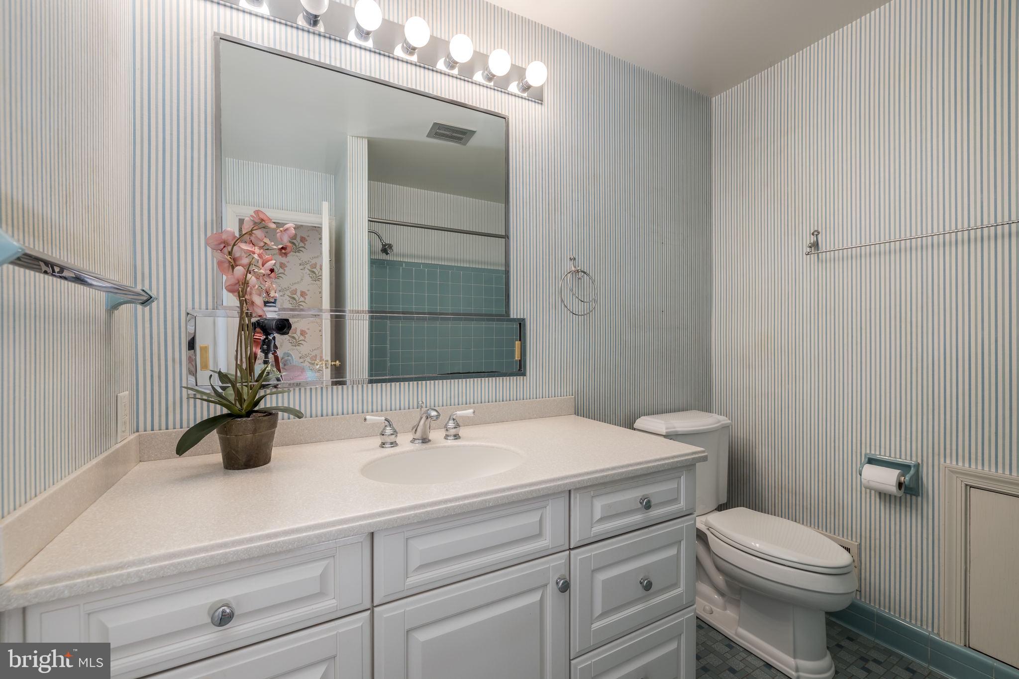 COUNTRY CLUB HILLS - Residential