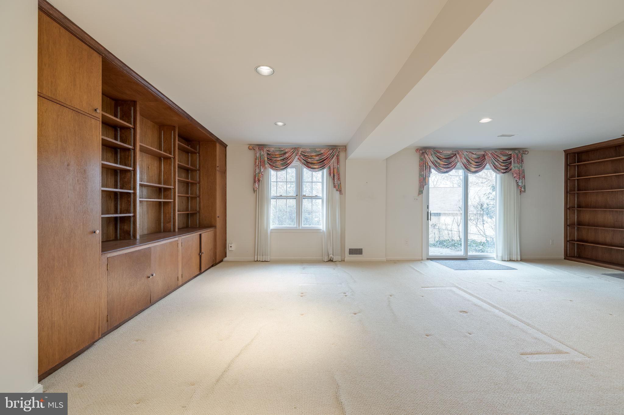 COUNTRY CLUB HILLS - Residential