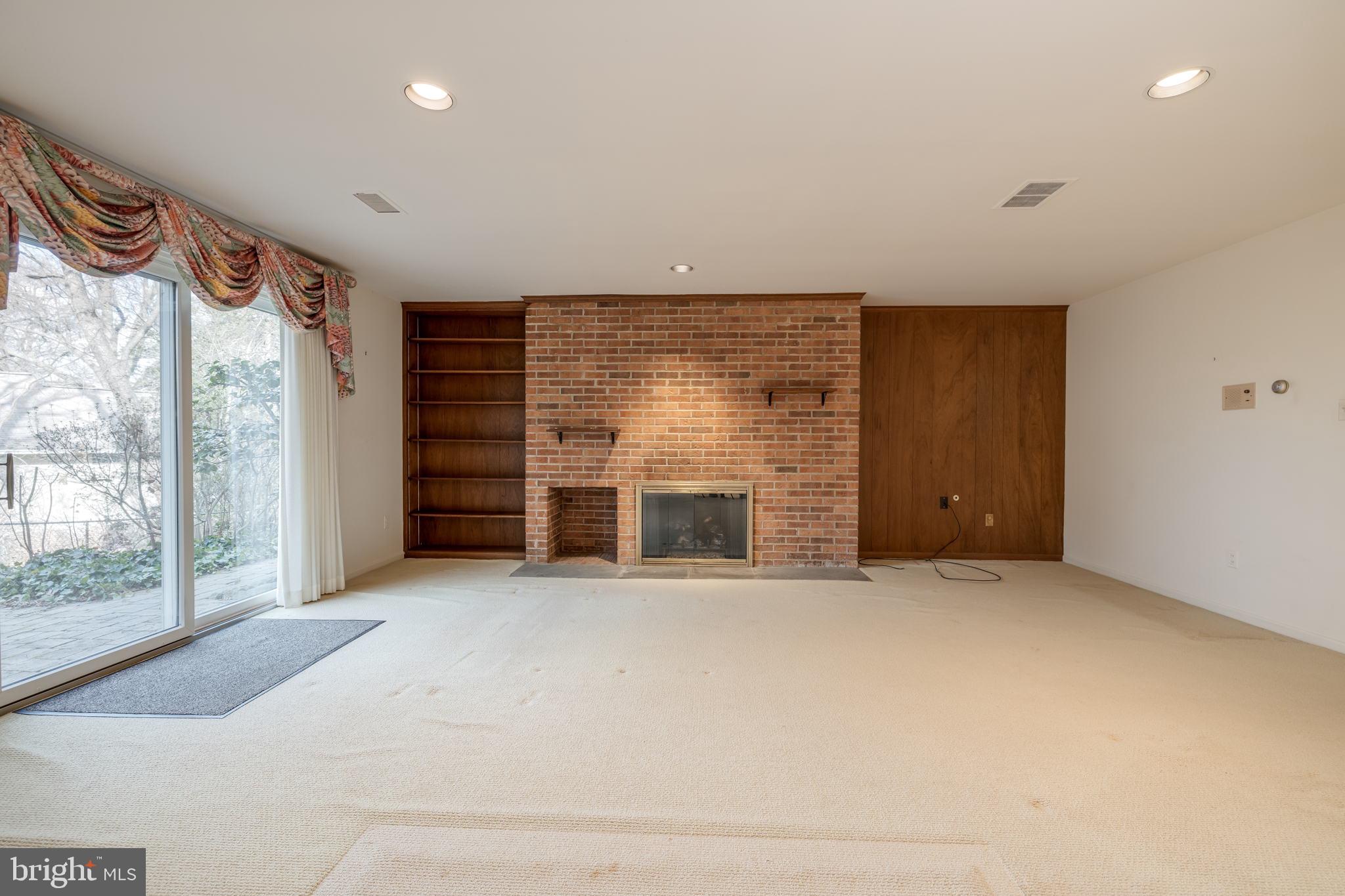 COUNTRY CLUB HILLS - Residential