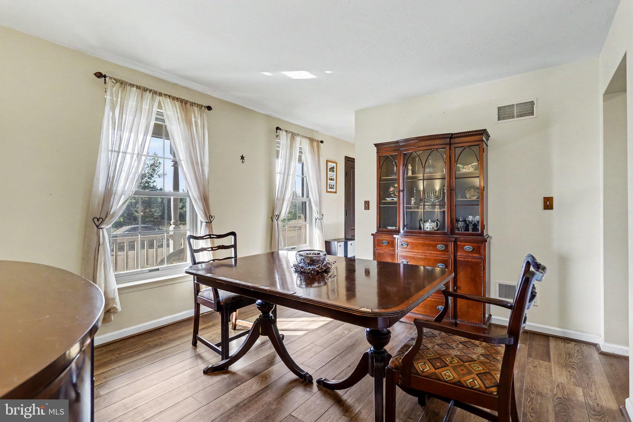 8 SYCAMORE COURT