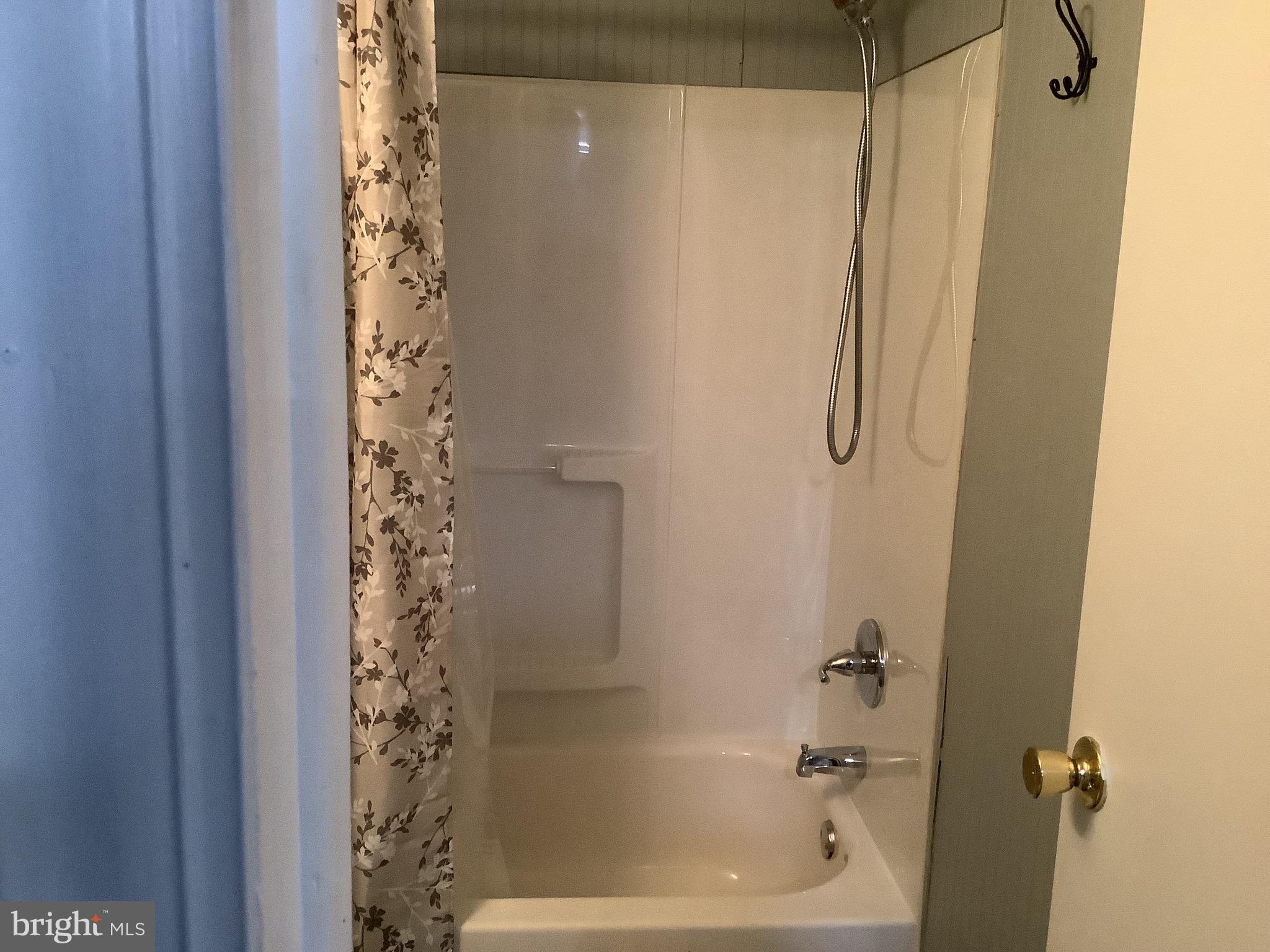 CONSTANT FRIENDSHIP - Residential Lease