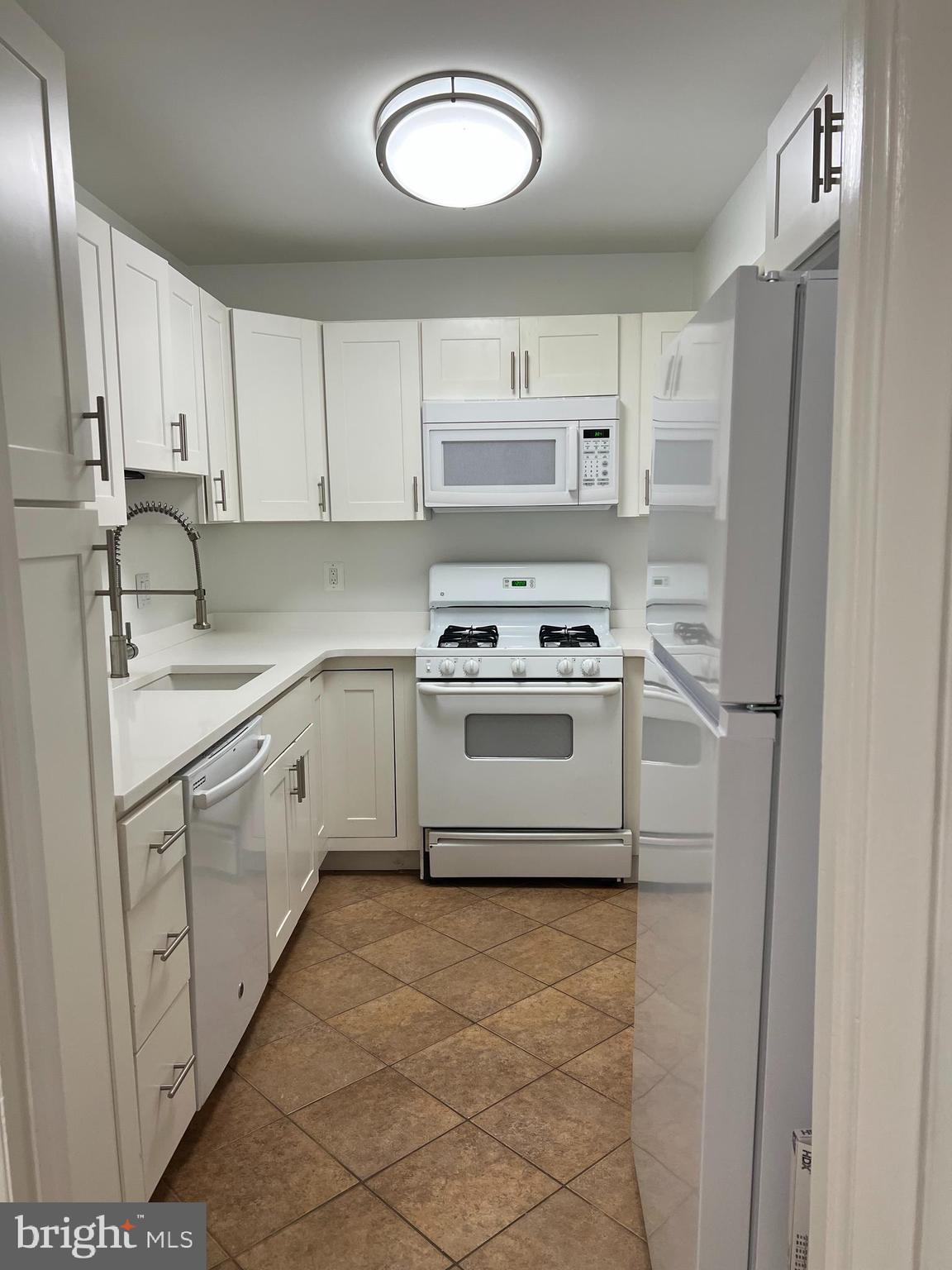 VANTAGE HILL - Residential Lease