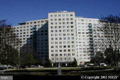 GREAT LOCATION!!! Beautifully updated studio Kit has been remodeled with new silestone counter, sink, faucet. Good closet space: walk in closet & two additional closets. Bathroom with new vanity. You can move right into & enjoy all the amenities the Grosvenor has to offer, pool, large fitness center, & rooftop lounge area. On site grocery store. Minutes from Grosvenor Metro & downtown Bethesda.