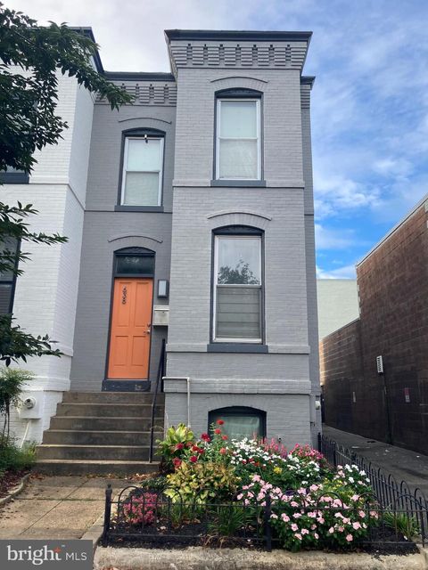 Photo of 638 D Street SE, WASHINGTON, DC 20003 (MLS # DCDC2232970)