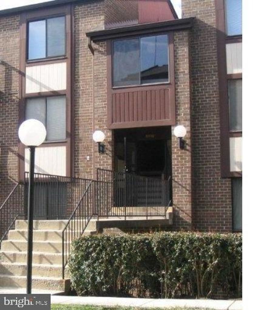 Very nice Condo In Fair fax. Newer Bathroom, Newer kitchen cabinets, Newer counter top, Minutes from 66, 50, 495. Close to shopping and entertainment, about a mile from Vienna metro station. Condo offers swimming pool, tennis court, picnic area, plenty of parking. The condo fee paid by landlord includes water, sewer, trash removal.