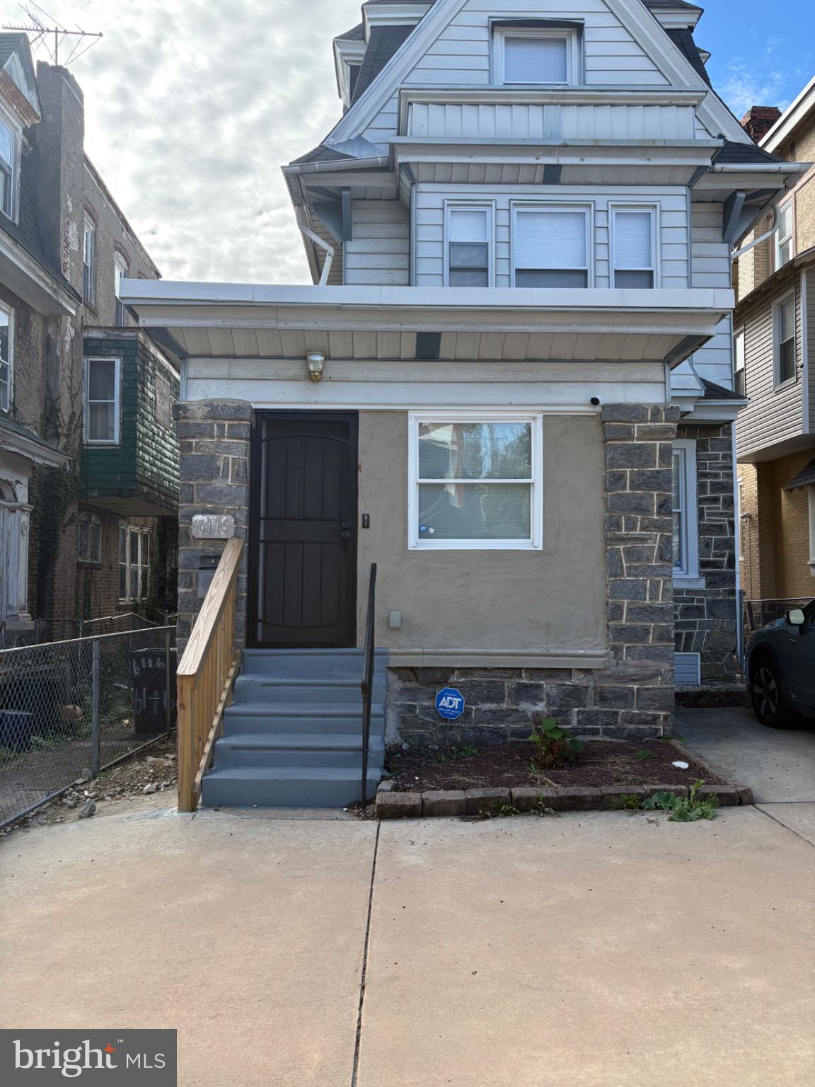 6116 OXFORD STREET W