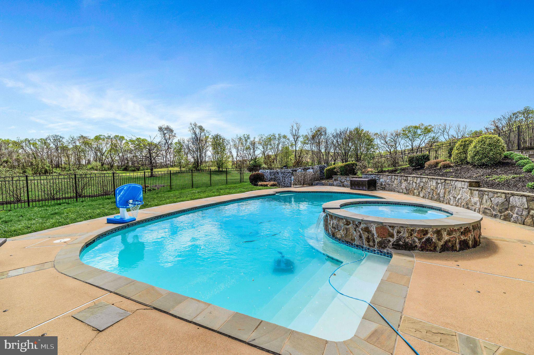 RASPBERRY FALLS - Residential