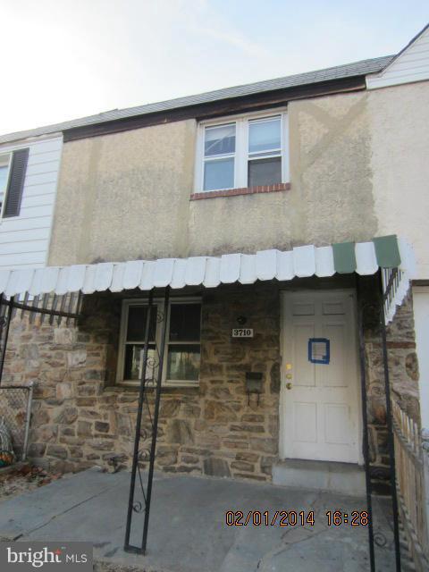 This is a 2 unit rental apartment, 1 BR & 1 BA per unit. Separate meters, basement is unfinished with laundry area. Wood flooring throughout, fenced front yard with patio. Add this property to your rental portfolio or live in one and rent the other. Convenient commuter location with access to major roadways, shopping and schools.