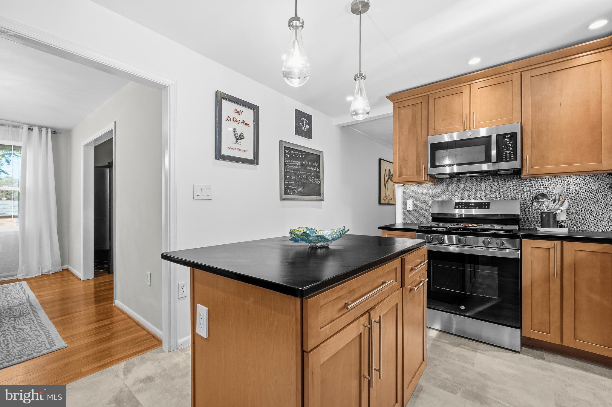 WILLIAMSBURG VILLAGE - Residential