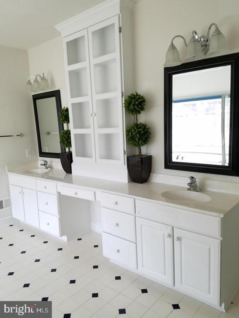 LAUREL HILL LANDBAY - Residential Lease