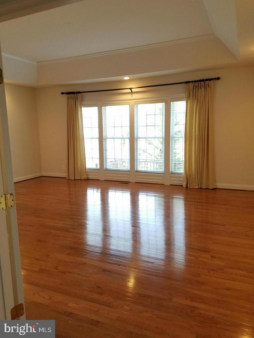 LAUREL HILL LANDBAY - Residential Lease