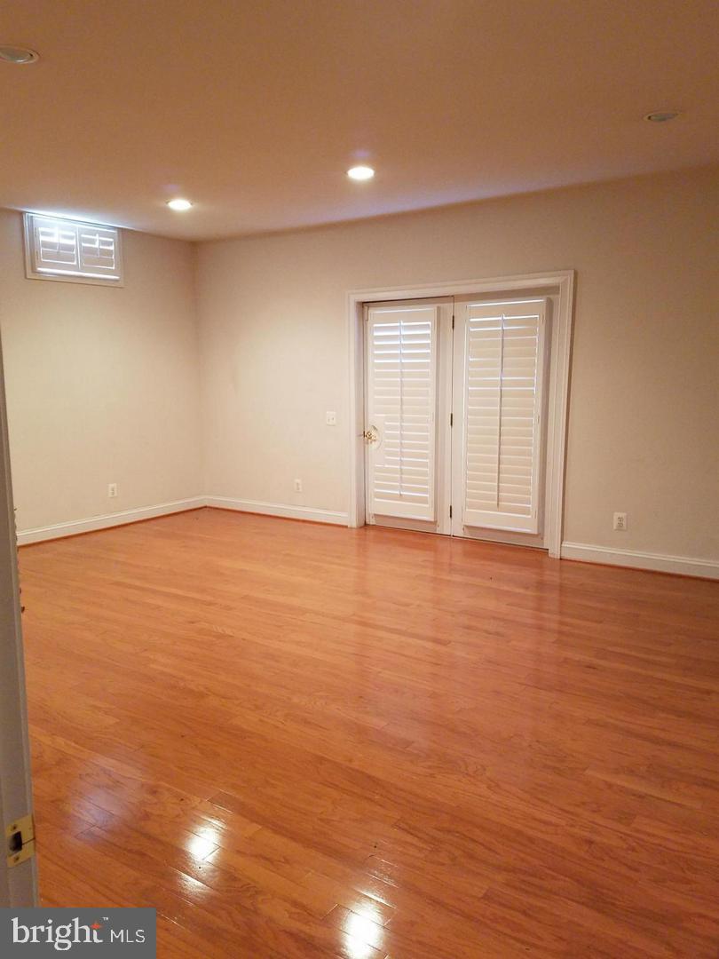 LAUREL HILL LANDBAY - Residential Lease