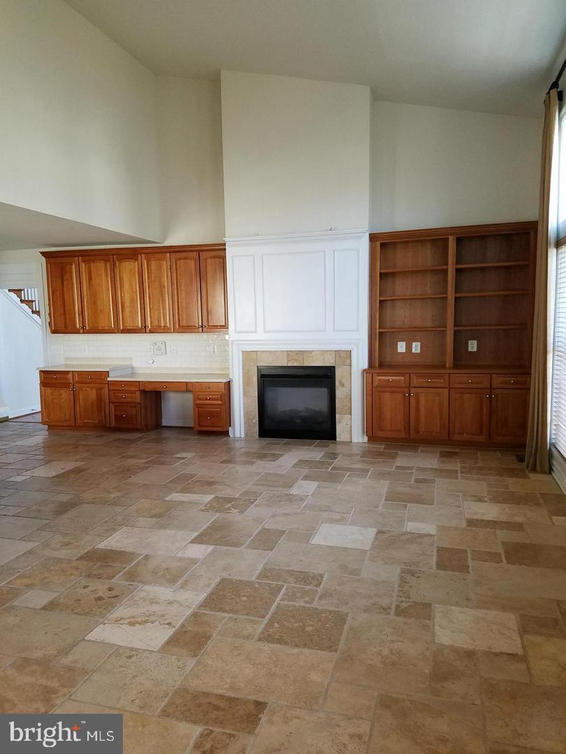 LAUREL HILL LANDBAY - Residential Lease