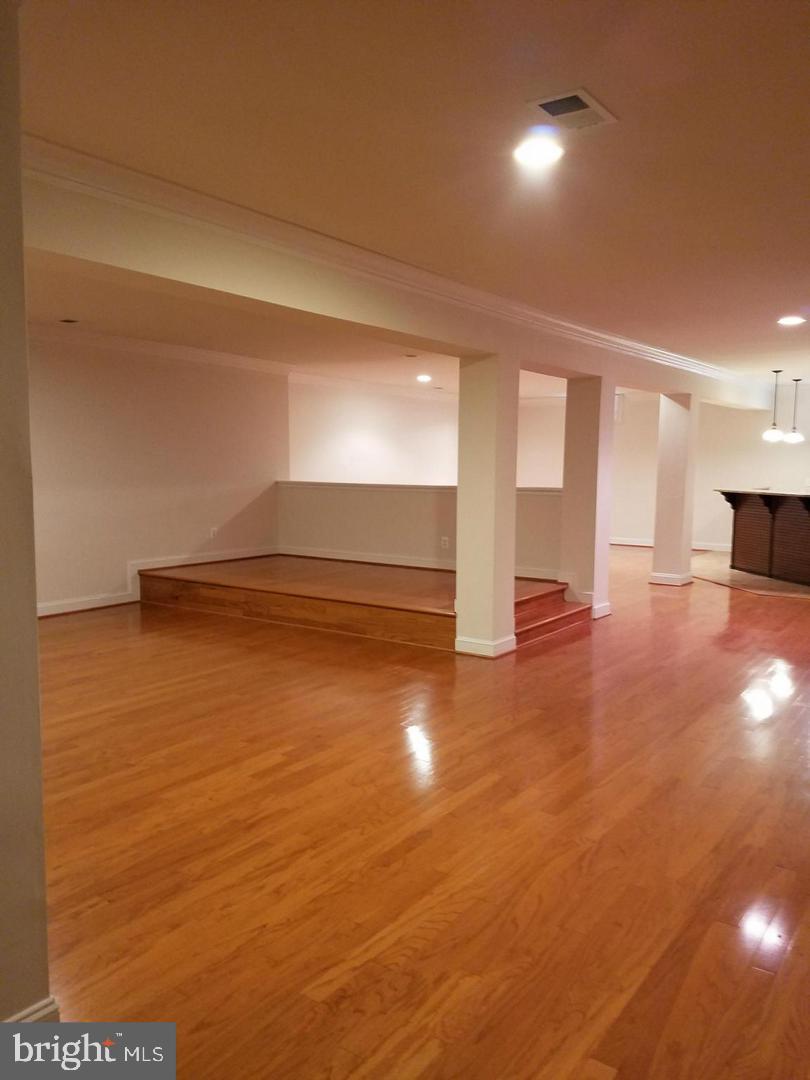 LAUREL HILL LANDBAY - Residential Lease