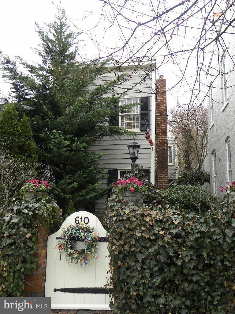 OLD TOWN - Residential Lease