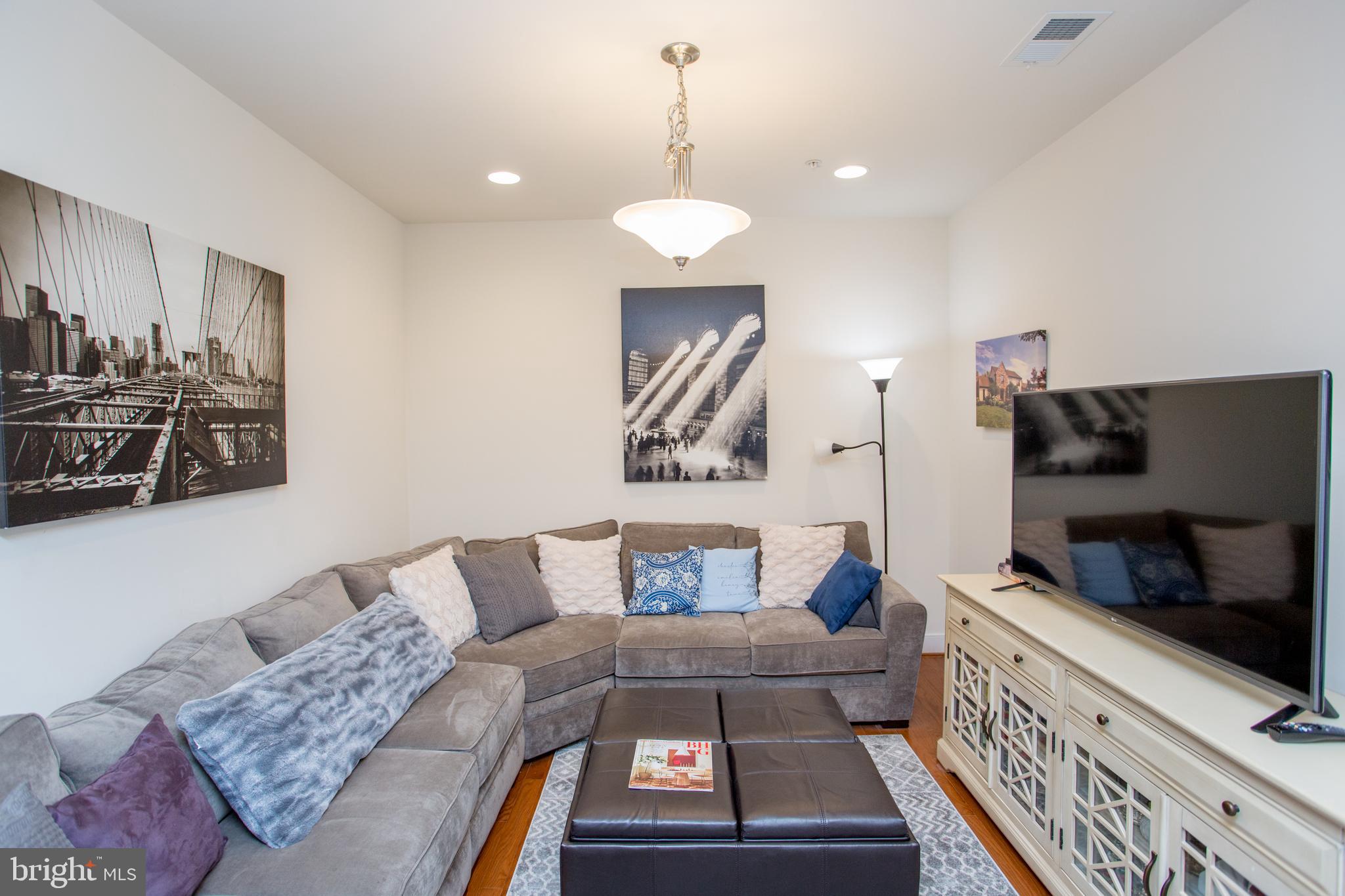 MERIDIAN VALLEY SQ - Residential