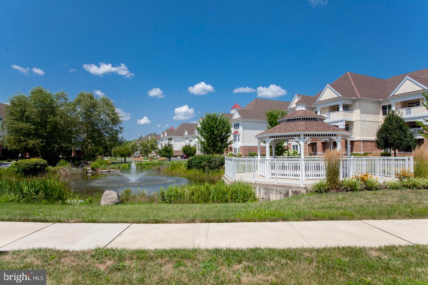 MERIDIAN VALLEY SQ - Residential